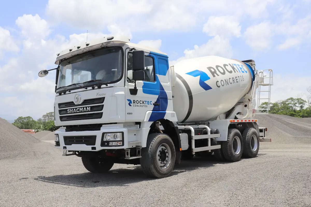 Equipo ROCKTEC en operación — producción de concreto premezclado en Zona Norte